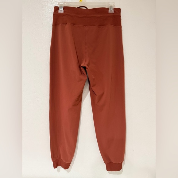 Vuori Daily Rust Orange Jogger Size Medium (US 8-10) - Picture 5 of 6